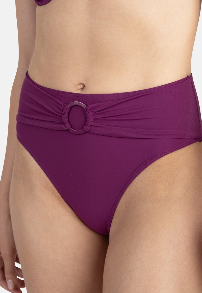 Bas de bikini taille haute violet avec un design noué et un accent circulaire à la ceinture, fabriqué en tissu stretch lisse.