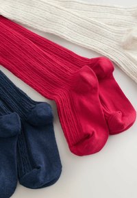 Tre par texturerade strumpor i marinblått, rött och krämfärgat, med ribbade mönster och förstärkta tår för hållbarhet.