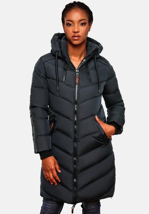 Gevoerd zwart lang coat met een capuchon, voorzien van chevron-stiksel, rits aan de voorkant en zijzakken. Verstelbare koordjes en ribgebreide manchetten.