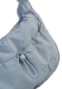 Lichtblauwe pouch tas met een gestructureerd oppervlak, geraffineerde bovenkant en een togglesluiting. Bevat een klein logo-label in een contrasterende kleur.