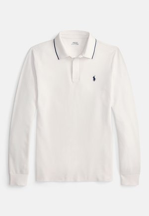 Balta ar garām piedurknēm polo krekls ar melnu apmalējumu apkaklī un nelielu melnu izšūtu logotipu uz kreisās krūts.