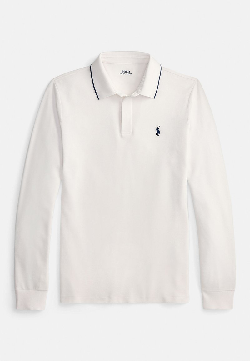 Polo blanc à manches longues avec bordure noire sur le col et petit logo brodé noir sur le côté gauche de la poitrine.