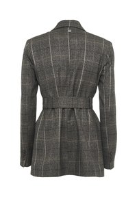 Blazer a quadri grigio scuro con cintura abbinata, maniche lunghe e tre bottoni su ogni polsino, vista da dietro.