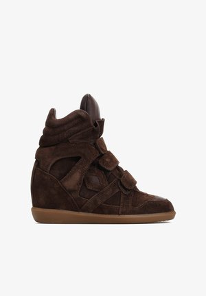 Brązowe zamszowe sneakersy typu high-top z podeszwą na koturnie, z rzepami, teksturowanymi akcentami oraz miękkim, wyściełanym kołnierzem.