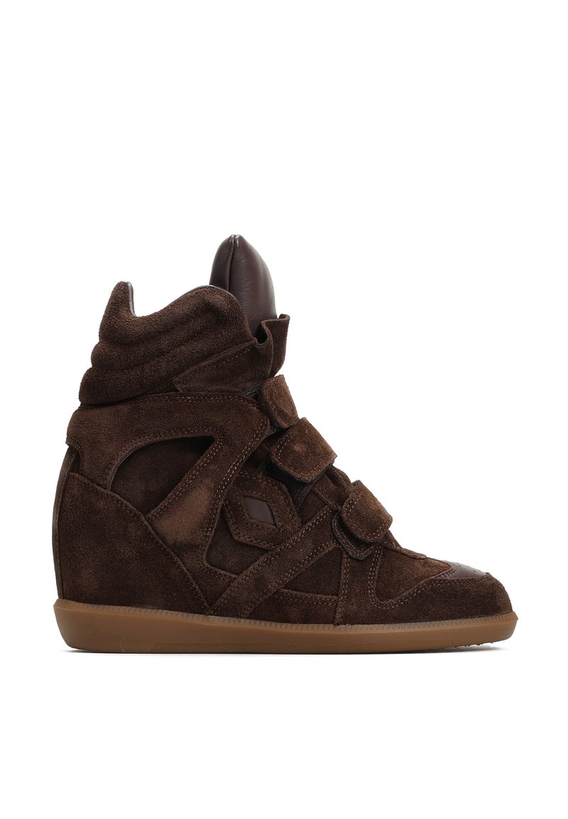 Brązowe zamszowe sneakersy typu high-top z podeszwą na koturnie, z rzepami, teksturowanymi akcentami oraz miękkim, wyściełanym kołnierzem.