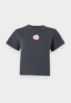 Dunkelgraues kurzärmeliges Cropped-T-Shirt mit kleinem rundem pink-weißem Logo mit einer Silhouette einer sich bewegenden Person auf der Brust.