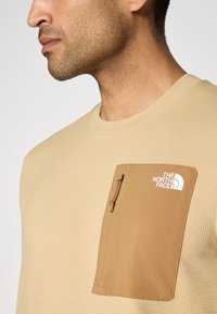 The North Face KECHA CREW - Hosszú ujjú felső - khaki stone/utility brown