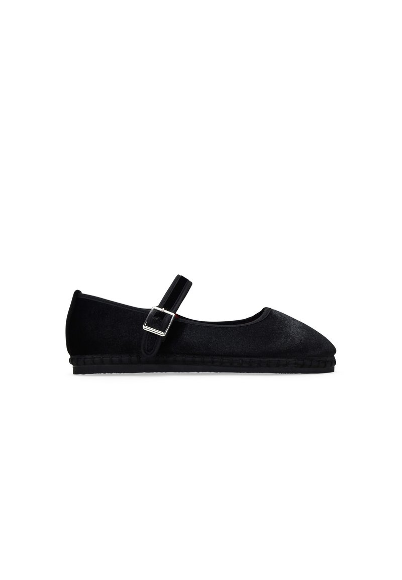 Zapato plano de terciopelo negro con punta redondeada, correa de hebilla simple y suela texturizada. Superficie suave con un ligero brillo y costuras mínimas.