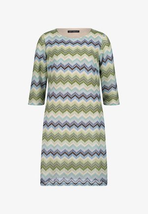 Robe à manches trois-quarts avec un motif en zigzag vert, bleu et blanc et un col rond.