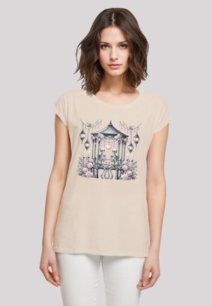 Beige Baumwoll-T-Shirt mit rundem Ausschnitt, das ein grafisches Design von Skeletten zeigt, die in einem Pavillon sitzen, umgeben von Rosen und Laternen.