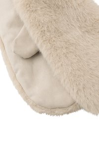 Rękawica z sztucznego futra w kolorze beżowym, z miękkim, puszystym wierzchem i gładkim, wewnętrznym wyłożeniem. Bezszwowe krawędzie podkreślają całościowy design i fakturę.