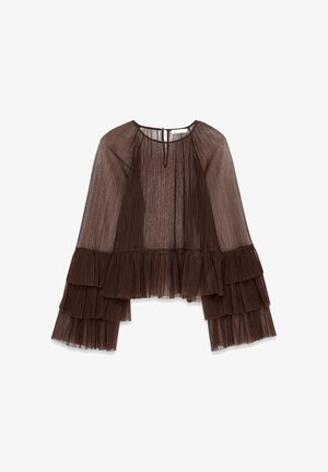 Blouse marron plissée à manches longues, ornée de volants superposés au bas et d'un col rond avec une fermeture en goutte d'eau au dos.