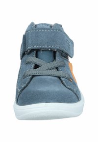 Blaue Wildledersneaker mit weißer Sohle, ausgestattet mit einem Klettverschluss und grauen Schnürsenkeln. Entworfen mit strukturiertem Obermaterial und einem kleinen orangen Akzent.