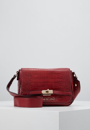 Borsa in pelle ecologica effetto coccodrillo rossa con forma rettangolare, chiusura con ferrature dorate e tracolla removibile. Presenta il marchio "Valentino".