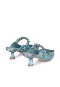 Chaussures slingback métalliques bleues avec un bout arrondi, dotées d'un petit talon sculpté et d'une bride ornée de pierres précieuses transparentes.