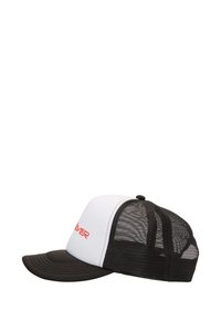 Svart og hvit trucker caps med buet skjerm, med nett bak og rød logo tekst på frontpanelet.