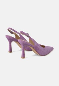 Talons hauts slingback en suède violet avec un bout pointu et des découpes. Équipés d'une fine sangle ajustable et d'un talon aiguille effilé.