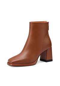 Stivali ankle in pelle marrone con punta quadrata, tacco a blocco e zip laterale. Texture liscia con sottili dettagli di cucitura.