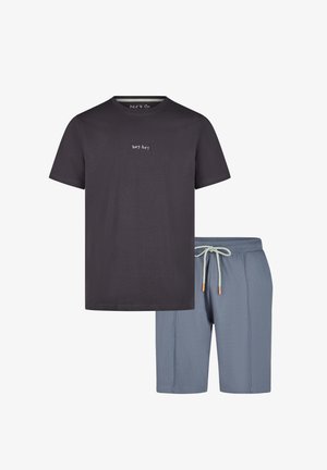 Donkergrijs katoenen T-shirt met de tekst "hey hey" in lichtroze, gecombineerd met lichtblauwe shorts met een elastische tailleband en koord.