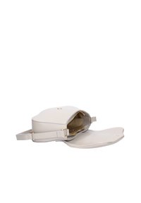 Borsa in pelle grigia chiara con forma arrotondata, accessori in oro e una singola tracolla regolabile. Il coperchio superiore è aperto, rivelando un interno beige.