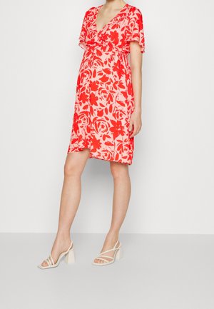 Rotes Blumenkleid mit kurzen fließenden Ärmeln, V-Ausschnitt und Empire-Taillierung. Leichter Stoff mit knielangem Schnitt und dezentem Rosenmuster.