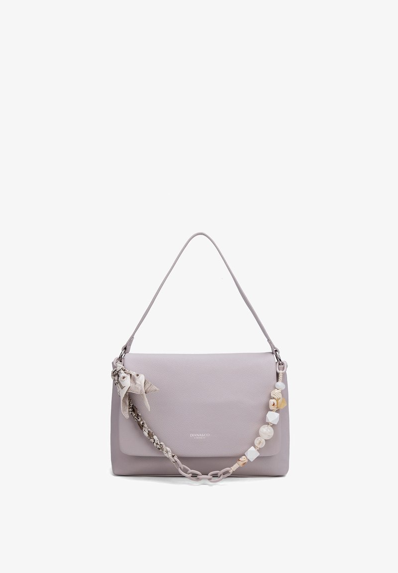 Sac à main épaule violet clair avec rabat, décoré d'un foulard tressé et d'une chaîne perlée sur fond blanc.