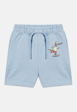 Shorts pour enfants bleu clair avec taille élastique et cordon de serrage, présentant un crocodile de dessin animé en train de faire du skateboard avec un casque audio sur la jambe droite.