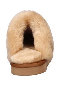 Beige pluche slippers met een zachte bontvoering, open teenontwerp, afgeronde randen en een platte, getextureerde zool voor comfort en warmte.