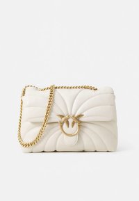 Vit quiltad läderväska med guldfästen, med ett runt spänne och en kedjerem, som visar en vågformad design på framstycket.