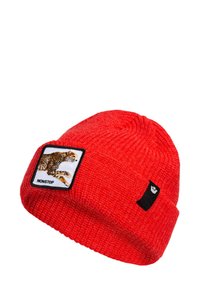 Rote Strickmütze mit einem strukturierten Design, versehen mit einem quadratischen Patch eines springenden Leoparden und dem Wort "NONSTOP" darunter. Schwarzes Logotag an der Seite.