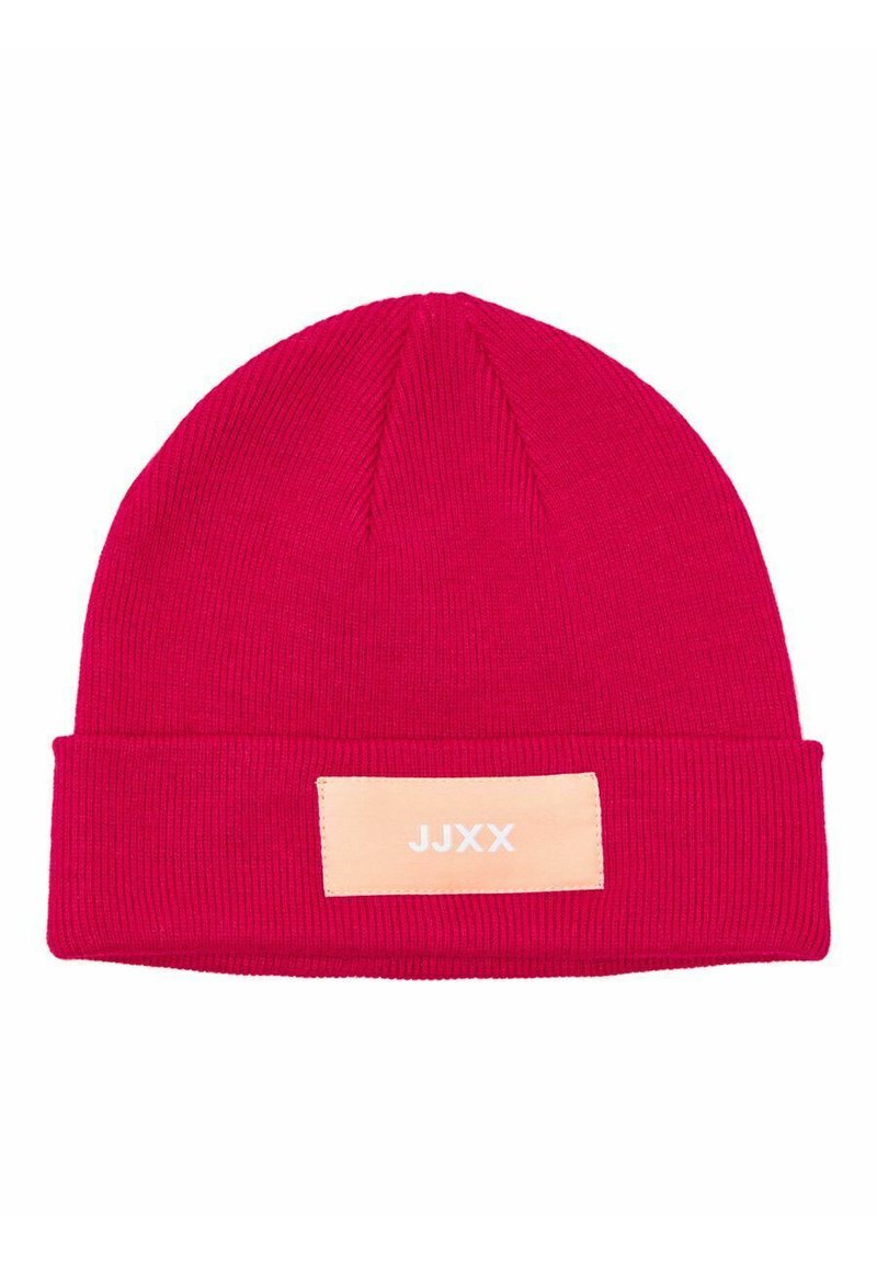 Beanie rosso a maglia con risvolto e una patch rettangolare crema contenente il testo "JJXX" in bianco. Texture a coste su tutta la superficie.