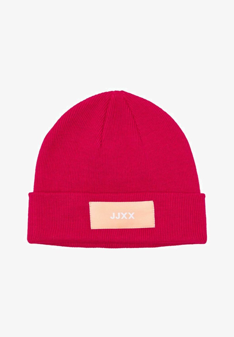 Beanie rosso a maglia con risvolto e una patch rettangolare crema contenente il testo "JJXX" in bianco. Texture a coste su tutta la superficie.