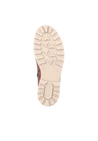 Scarpa in pelle marrone con una suola in gomma bianca testurizzata, caratterizzata da un motivo in zigzag e da un marchio. Dettagli chiari sul design della suola.