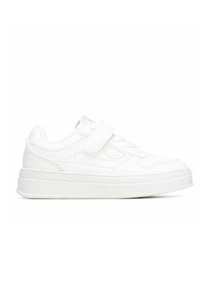 Zapatilla blanca de caña baja con suela gruesa, cordones delanteros y una única correa de velcro por encima de los cordones sobre un fondo blanco liso.
