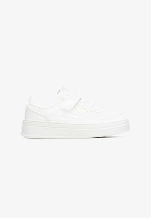 Zapatilla blanca de caña baja con suela gruesa, cordones delanteros y una única correa de velcro por encima de los cordones sobre un fondo blanco liso.