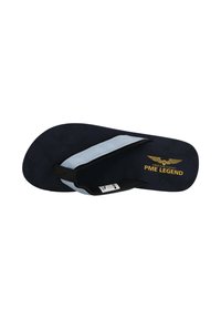 Marine flip-flop met een lichtblauwe stoffen band, een gestructureerde voetbed en een gouden "PME Legend" logo. Heeft een zwarte accent op de band.