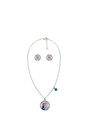 Collier et boucles d'oreilles assorties avec pendentifs circulaires représentant les personnages animés Elsa et Anna de La Reine des Neiges, avec un accent en pierre précieuse bleue.