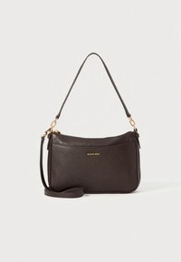 Καφέ δερμάτινη τσάντα με υφή και χρυσές μεταλλικές λεπτομέρειες. Διαθέτει αφαιρούμενο λουρί ώμου και κλείσιμο με φερμουάρ. Συμπαγές ορθογώνιο σχήμα.