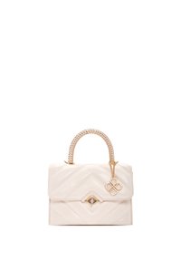 Piccola borsa a tracolla in pelle bianca con motivo a rombi trapuntato, manico a catena e dettagli dorati, dotata di un charm decorativo sul lato.