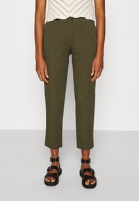 Olivgröna cargobyxor med slim fit, avsmalnande anklar och sidofickor. Tillverkade av lättviktsmaterial, med knappstängning och bältesöglor.