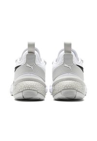 Valkoiset urheilukengät, joissa on teksturoidulla päällisellä, pehmustettu kantapää ja harmaat yksityiskohdat. Kenkässä on tunnistettava logo ja pehmustettu pohja.