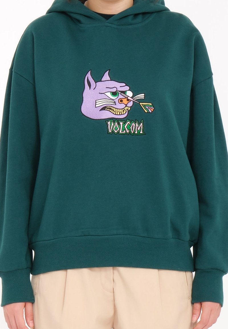 Grøn hoodie lavet af bomuld, med et stort grafisk motiv af en lilla kat med farverige akcenter og "VOLCOM" tekst broderet på forsiden.