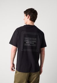 Zwarte katoenen t-shirt met korte mouwen. Bevat witte tekst en een boxontwerp op de achterkant met de tekst "BARBOUR INTERNATIONAL SOUTH SHIELDS ENGLAND."