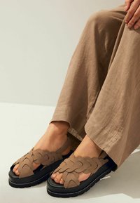 Next REGULAR FIT - Sandále na platforme - mink brown