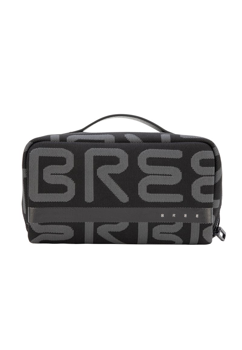 Zwart rechthoekig etui met ritssluiting en grijs "BREE" tekstpatroon, enkele bovenkant handgreep en klein wit "BREE" logo op de voorste strook.