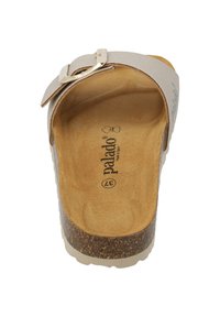 Beige sandaal met een gestructureerde kurken voetbed, verstelbare strap met een gouden gesp en een gladde buitenkant.