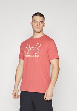 Camiseta de algodón roja con el logo blanco de Under Armour. Cuello redondo y mangas cortas. Textura suave con detalles de diseño mínimos.