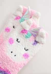 Puszyste różowe rękawiczki w motyw jednorożca z białymi uszami, opalizującymi skrzydłami i kolorowymi plamkami. Miękka faktura z czarnymi detalami twarzy.