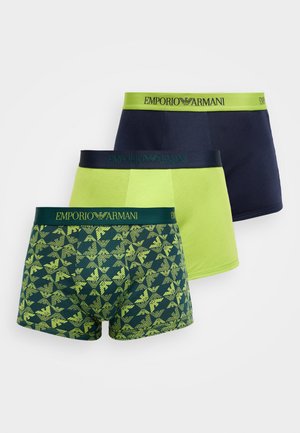 Tres pares de bóxer para hombre en color azul marino, verde lima y verde oscuro con patrones de logotipos amarillos, todos con cinturillas de marca Emporio Armani.