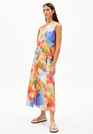 Abito colorato con design senza maniche, caratterizzato da un motivo floreale ad acquerello nei toni di blu, rosa, verde e arancione, realizzato in tessuto leggero.